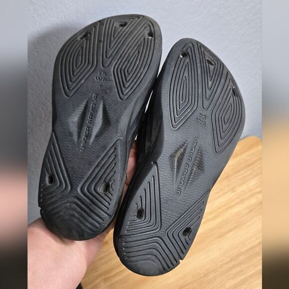 Under Armour Boys Black Slide Sandals Y5/W6 Slip-On Pool Beach Locker Gym Sporty - Picture 2 of 7